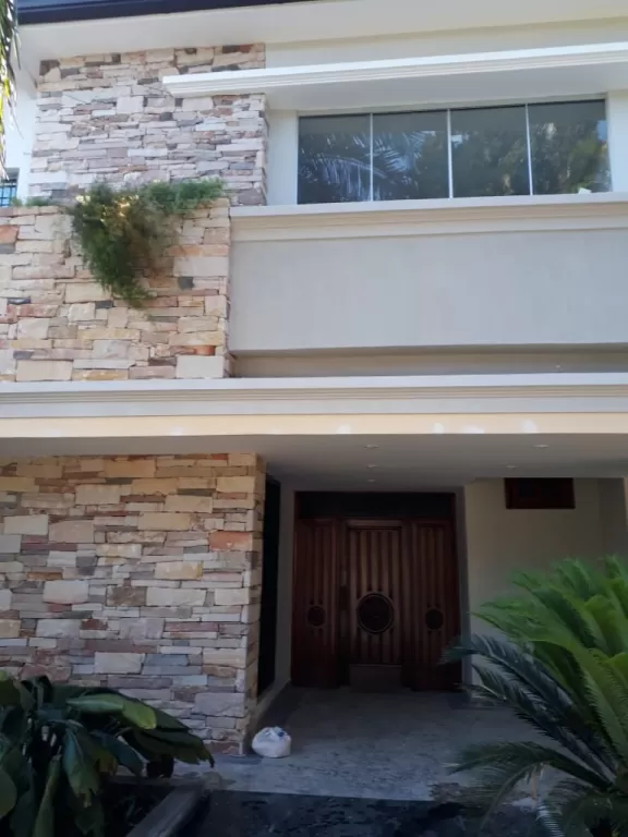 LOS LAURELES: IMPONENTE RESIDENCIA, 4 SUITES, GRAN JARDÍN, ALTAMENTE SEGURA, 4.000 USD. — foto 2