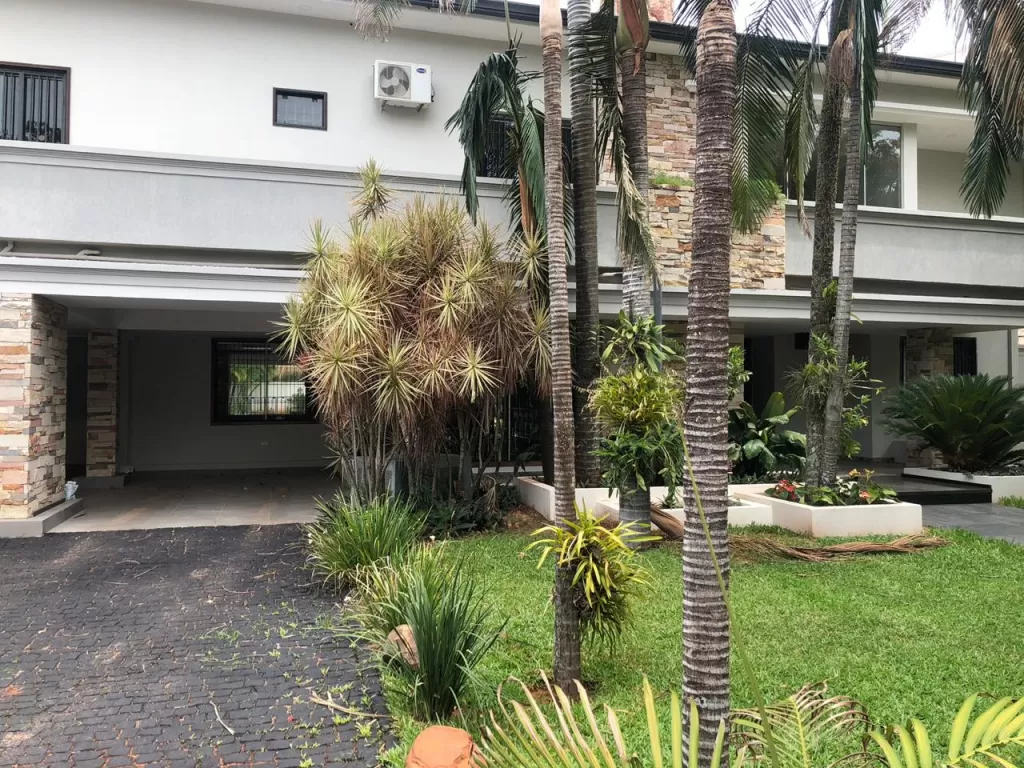 LOS LAURELES: IMPONENTE RESIDENCIA, 4 SUITES, GRAN JARDÍN, ALTAMENTE SEGURA, 4.000 USD. — foto 3