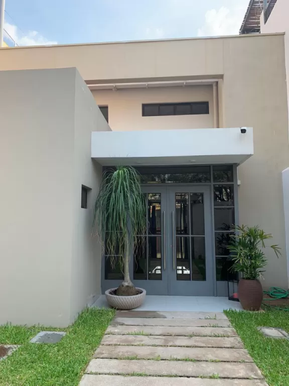 VILLA MORRA: RESIDENCIA PREMIUM, 4 DORMITORIOS, JARDÍN, PISCINA, MUY ELEGANTE — foto 2