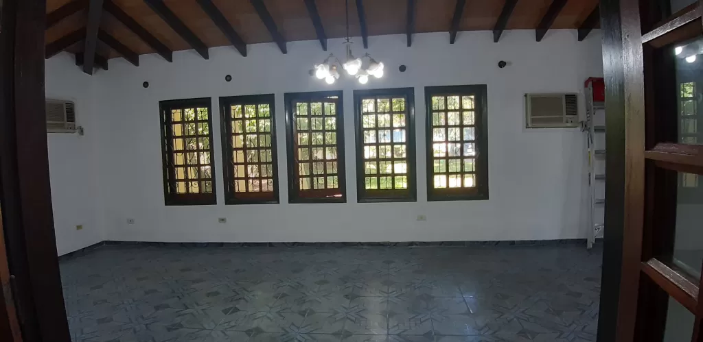 CASA IDEAL PARA FAMILIA SOBRE AVDA PERON — foto 2