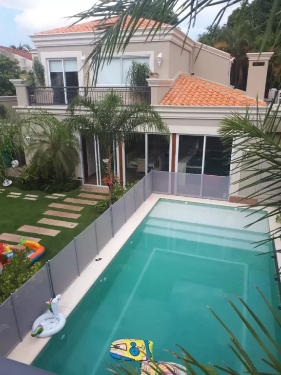 VILLA MORRA: ELEGANTE RESIDENCIA, 4 SUITES, FULL EQUIPAMIENTO, GRAN JARDÍN Y PISCINA. — foto 2