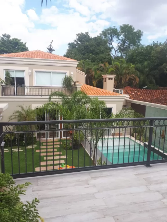 VILLA MORRA: ELEGANTE RESIDENCIA, 4 SUITES, FULL EQUIPAMIENTO, GRAN JARDÍN Y PISCINA. — foto 3