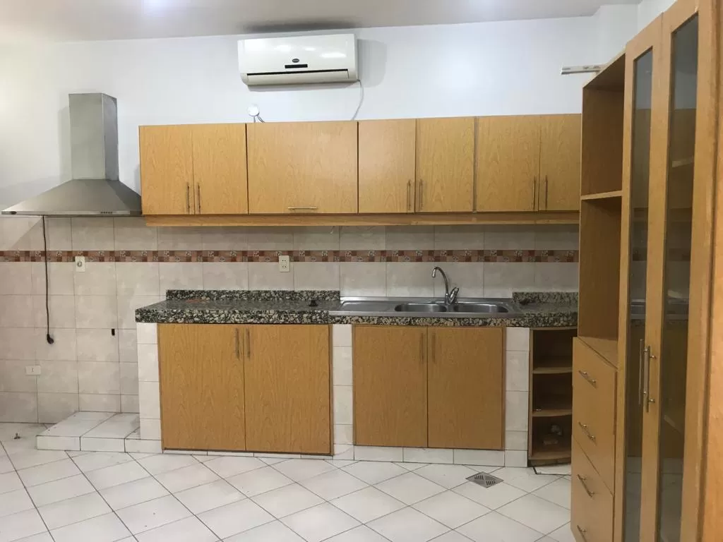 ALQUILO CASA EN BARRIO RESIDENCIAL MCAL. ESTIGARRIBIA - 3 DORM — foto 3