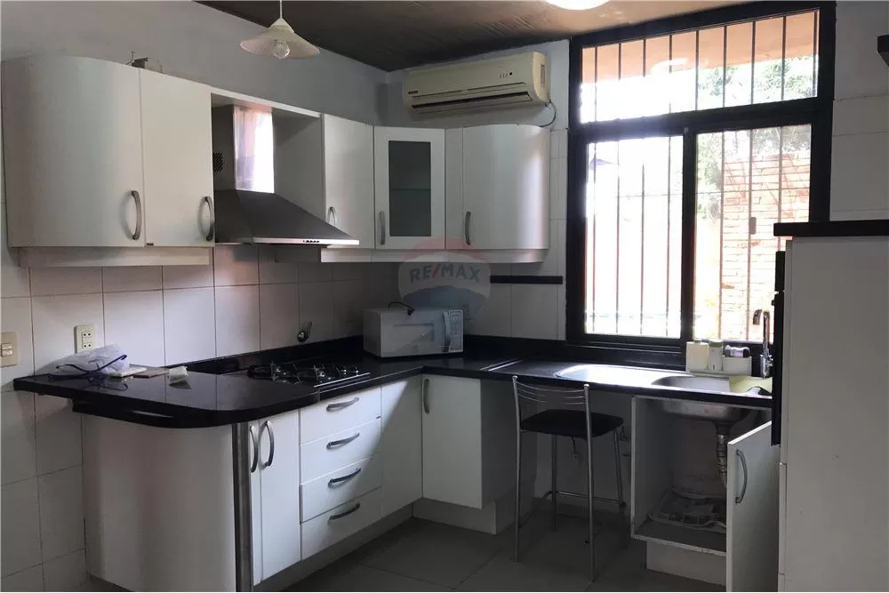 EN VENTA! ESPECTACULAR CASA SOBRE SUCRE A PASOS DE SAN MARTÍN-ASUNCIÓN. — foto 3