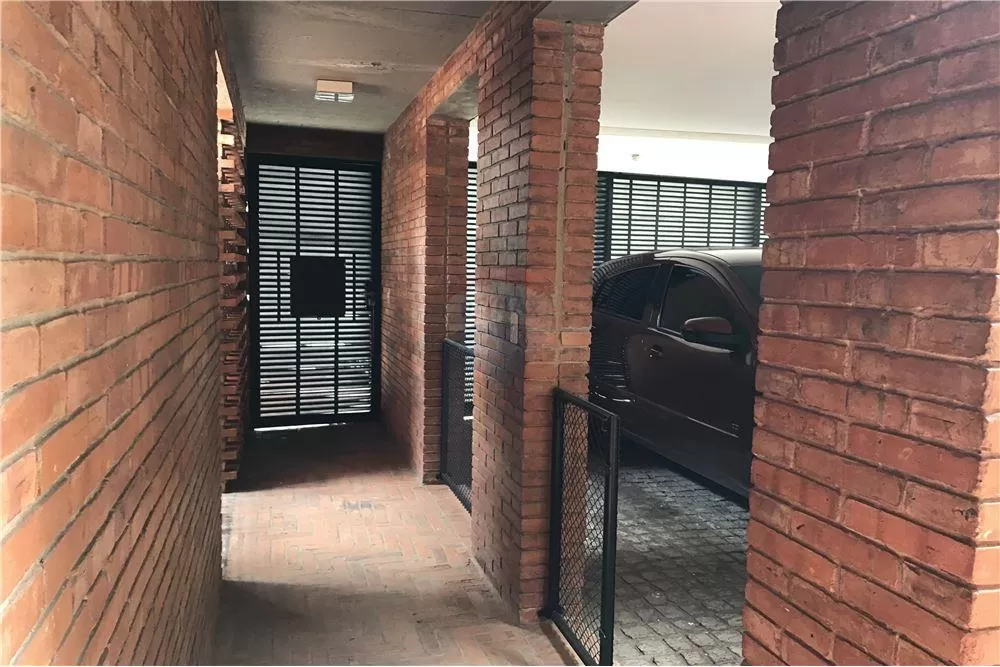 EN VENTA! ESPECTACULAR CASA SOBRE SUCRE A PASOS DE SAN MARTÍN-ASUNCIÓN. — foto 2