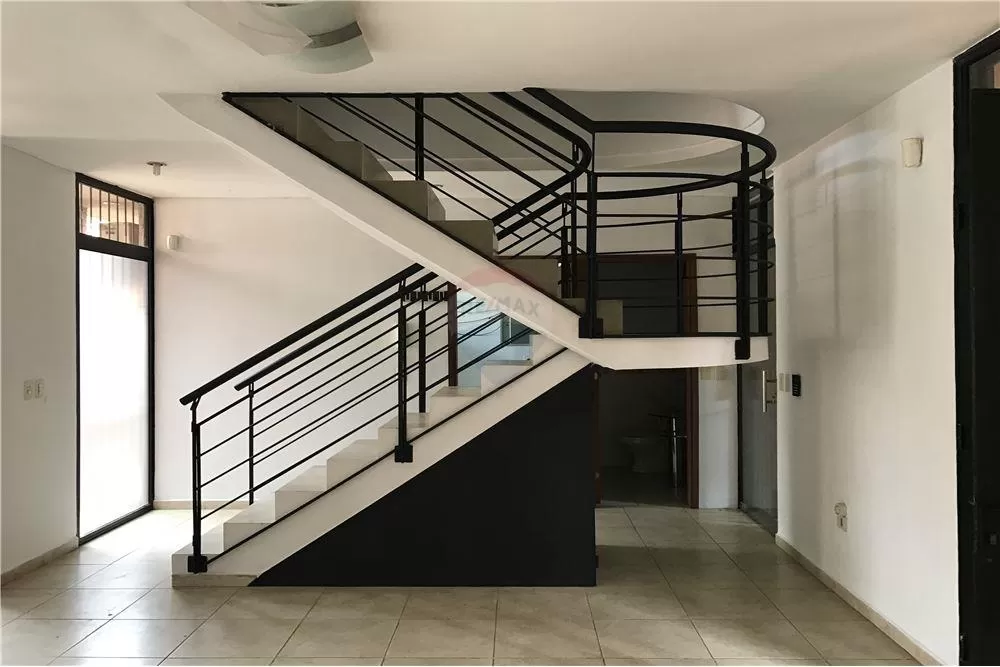 EN VENTA! ESPECTACULAR CASA SOBRE SUCRE A PASOS DE SAN MARTIN-ASUNCIÓN. — foto 3