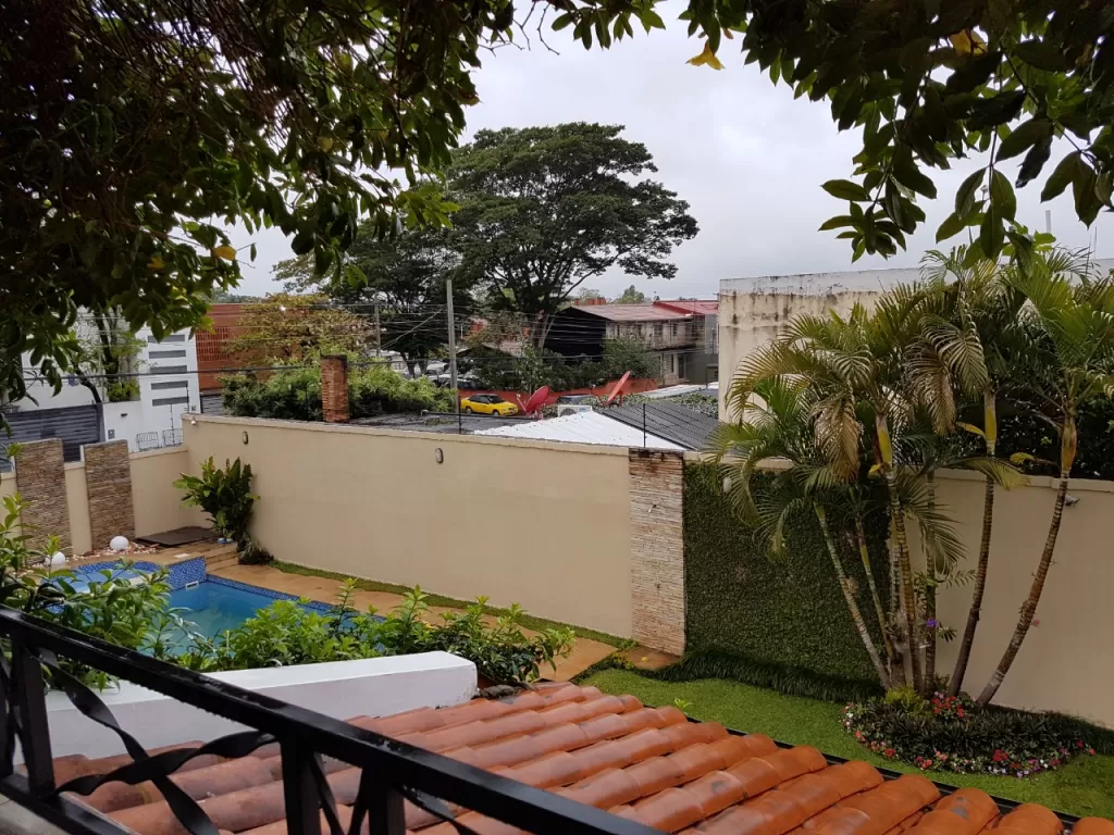 SMA. TRINIDAD (TIERRA COLORADA-SHOP SOL): IMPORTANTE RESIDENCIA, 3 SUITES, JARDÍN, PISCINA — foto 2