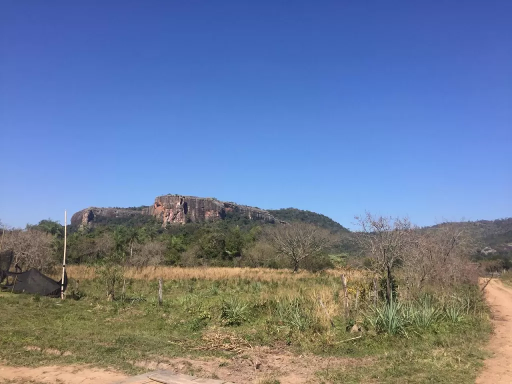 ACAHAY (PARAGUARÍ – GUAIRA): INIGUALABLES 64 HAS, FERTILIDAD SUPERIOR, ARROYOS, SERRANÍAS. — foto 2