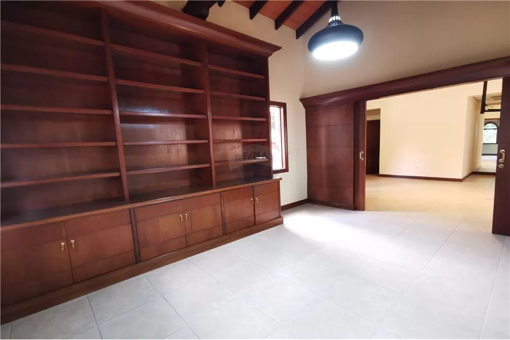 IMPONENTE RESIDENCIA ZONA CLUB CENTENARIO — foto 2