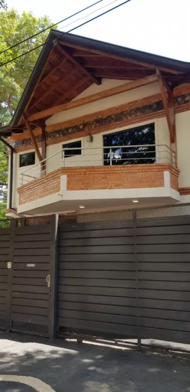 LOS LAURELES, MCAL. ESTIGARRIBIA: ELEGANTE TRIPLEX, IMPECABLE ESTADO, 4 DORMITORIOS, ÚNICO — foto 2