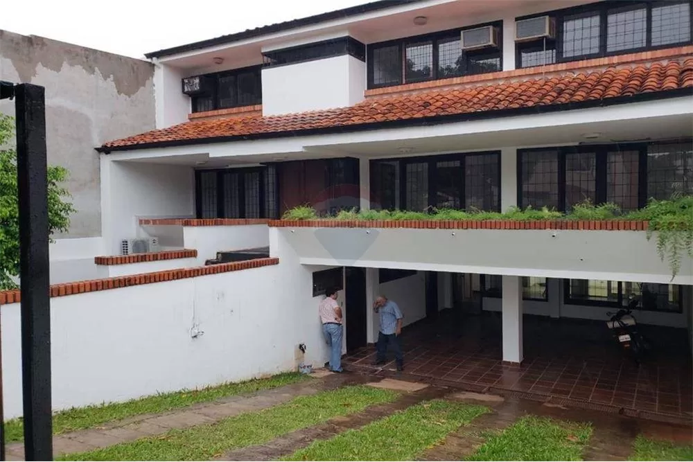 VENDO AMPLIA CASA SOBRE CHARLES DE GAULLE 360,000 USD — foto 2