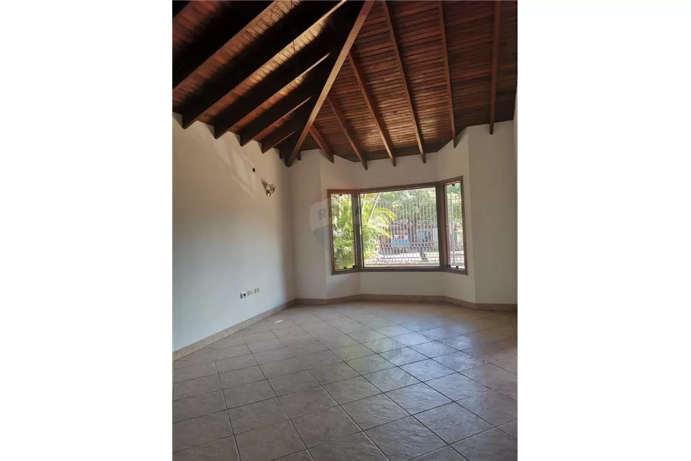VENDO CASA SOBRE AVENIDA PRIMER PRESIDENTE 470,000 USD — foto 2