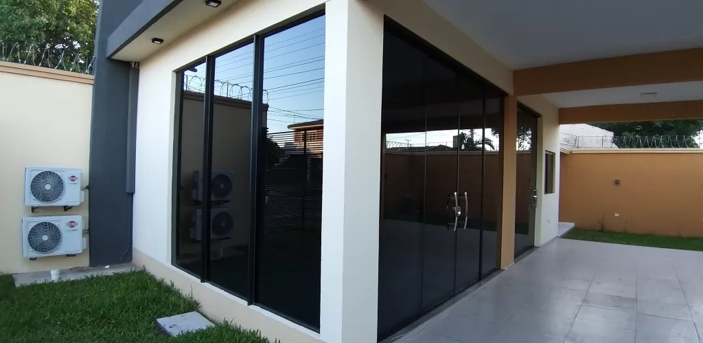 EN VENTA RESIDENCIA A ESTRENAR EN LUQUE — foto 2