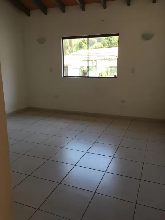 Única gran y moderna Casa frente al parque C. A LÓPEZ SAJONIA...! — foto 3