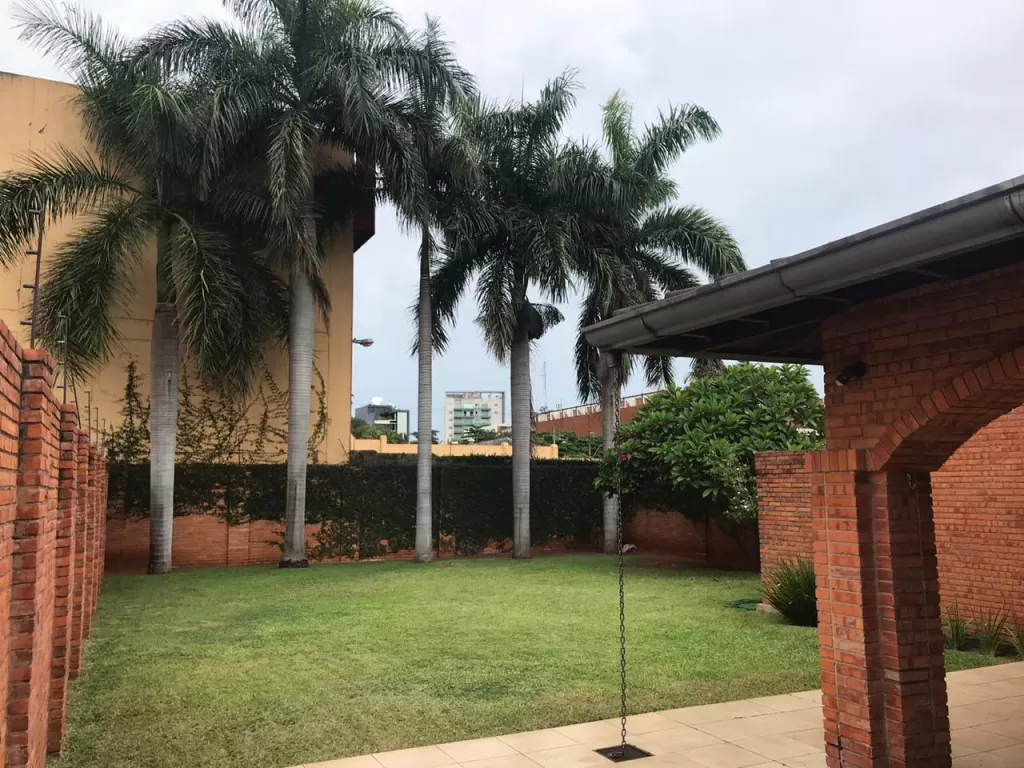 CARMELITAS: MAGNIFICA RESIDENCIA, 750M2, 4 SUITES, JARDÍN, PISCINA, 2.200 USD — foto 2