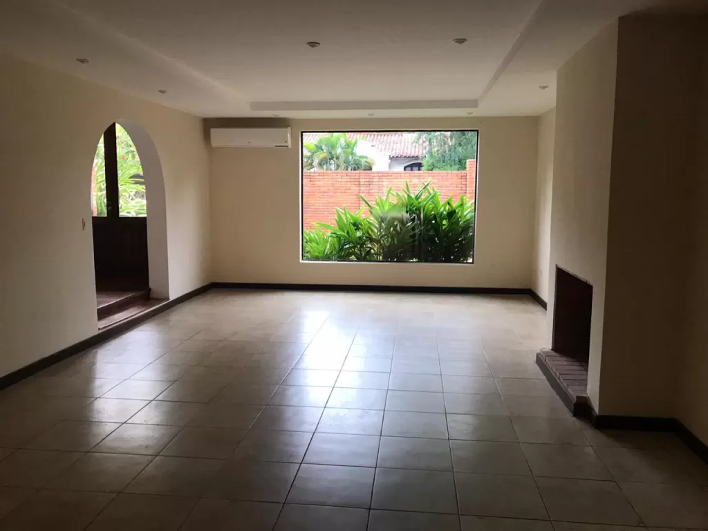 CARMELITAS: MAGNIFICA RESIDENCIA, 750M2, 4 SUITES, JARDÍN, PISCINA, 2.200 USD — foto 3