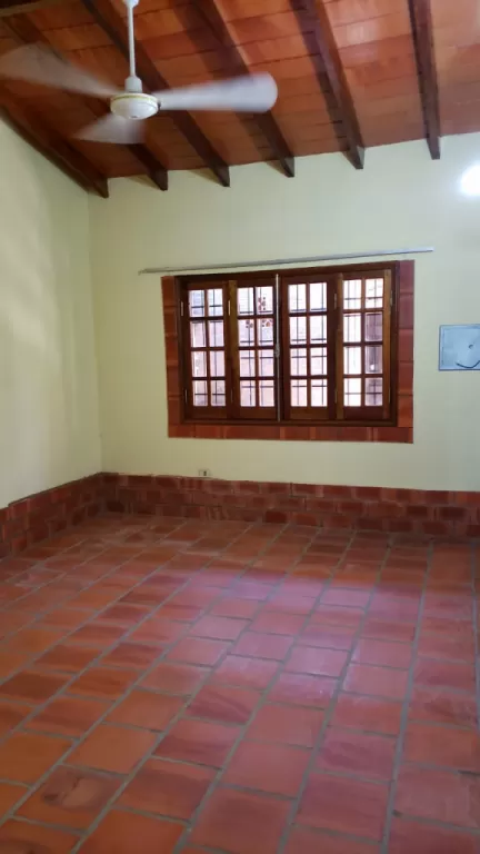 C385-HAMMURABI VENDE HERMOSA CASA EN ÑEMBY — foto 2