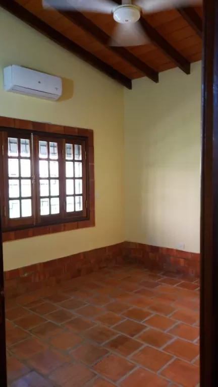 C385-HAMMURABI VENDE HERMOSA CASA EN ÑEMBY — foto 3