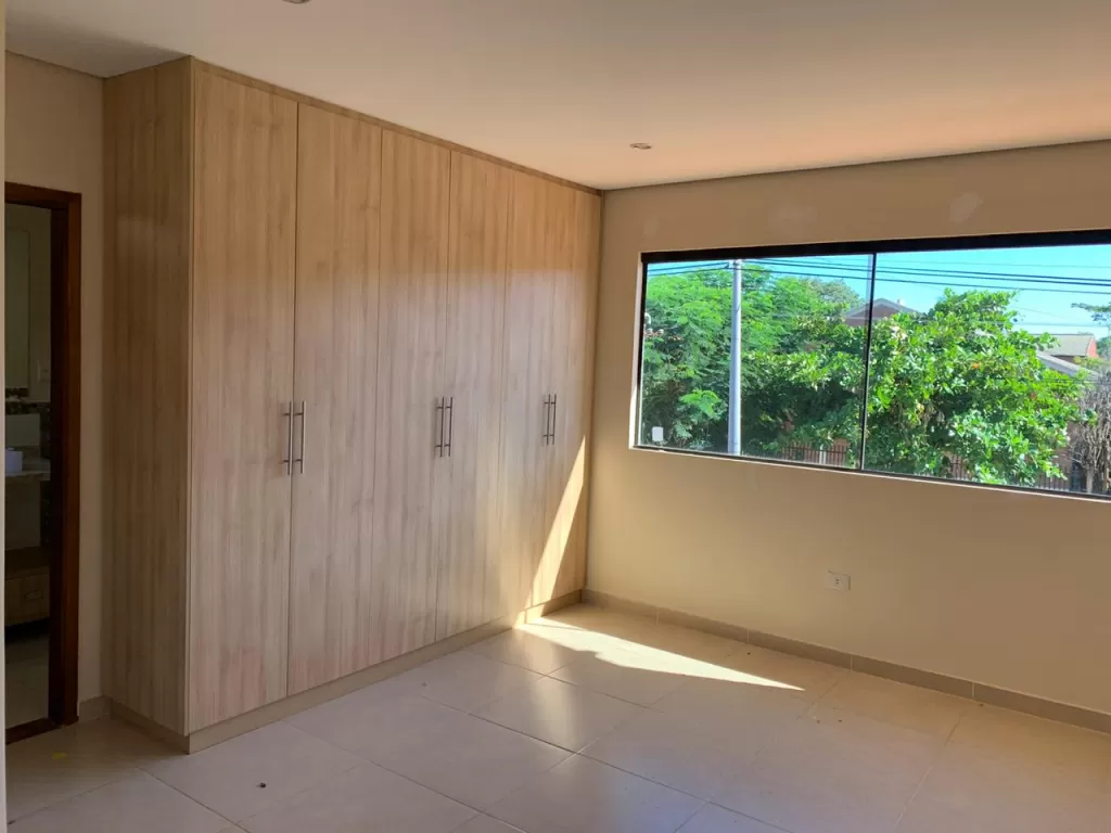 PROX. AVDA. SANTA TERESA DENIS ROA: ELEGANTE RESIDENCIA, 3 SUITES, JARDÍN, PISCINA. — foto 3