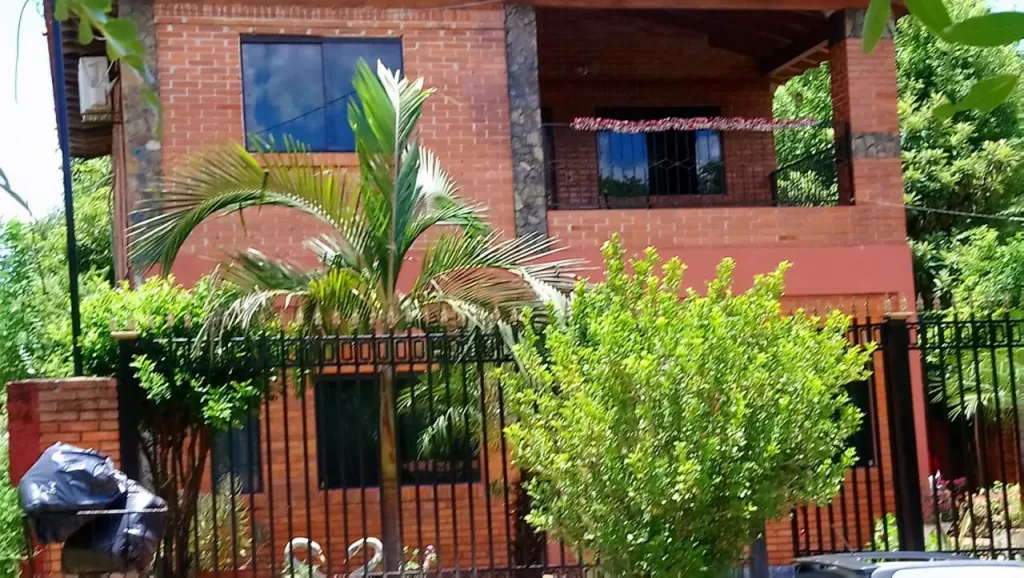 Muy buena ubicación en frente de una plaza, zona muy aireada. vendo casa de dos pisos. — foto 2