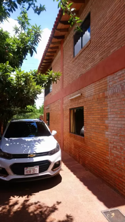 Muy buena ubicación en frente de una plaza, zona muy aireada. vendo casa de dos pisos. — foto 3