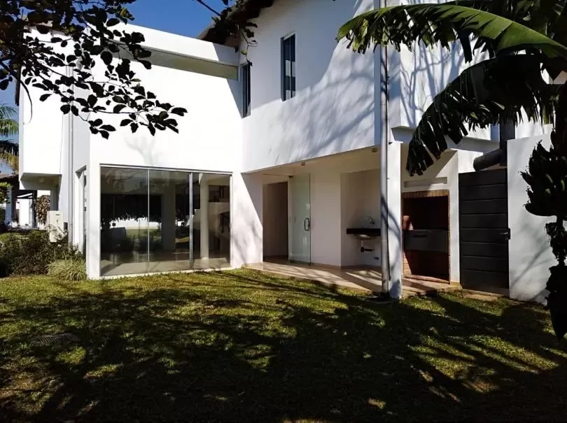 COND. ALTERRA (LUQUE, RAKIURA, AEROPUERTO): HERMOSA RESIDENCIA, 310 m2, 3 DORMITORIOS. — foto 2