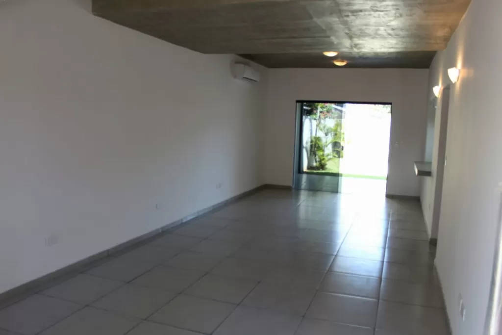LUQUE (PROX. CIT): FANTASTICO DUPLEX, TERMINACIÓN SUPERIOR, 3 DORMIT, JARDÍN, PISCINA. — foto 2