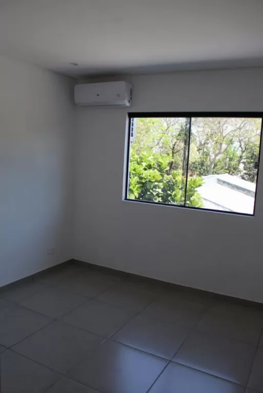 LUQUE (PROX. CIT): FANTASTICO DUPLEX, TERMINACIÓN SUPERIOR, 3 DORMIT, JARDÍN, PISCINA. — foto 3
