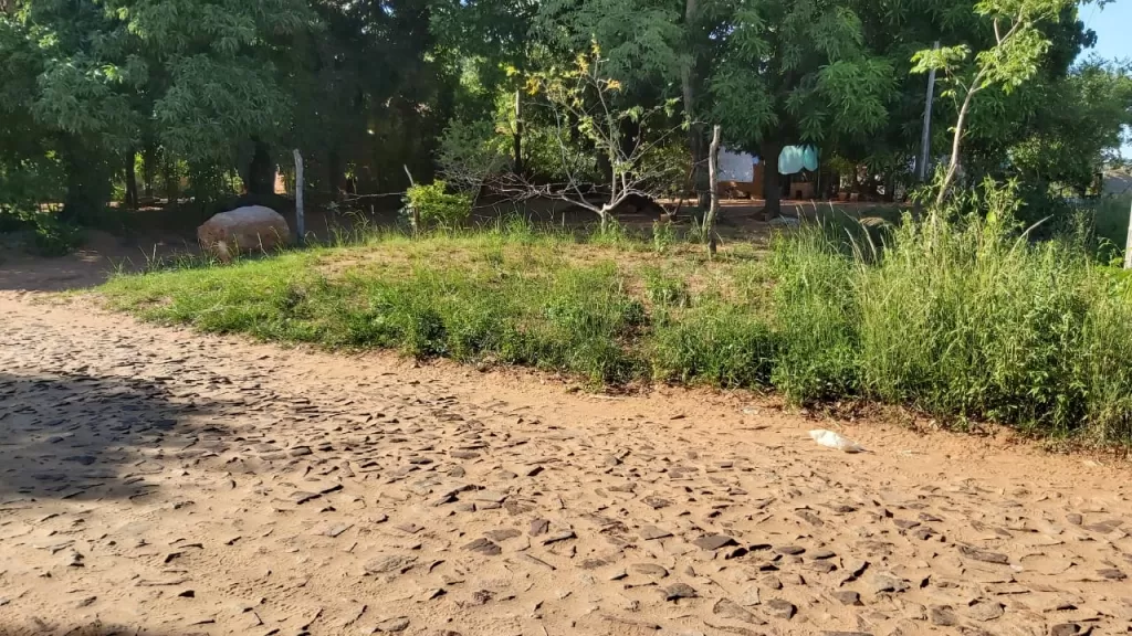 Oferto Terreno en Limpio con pequeña Construcción — foto 2