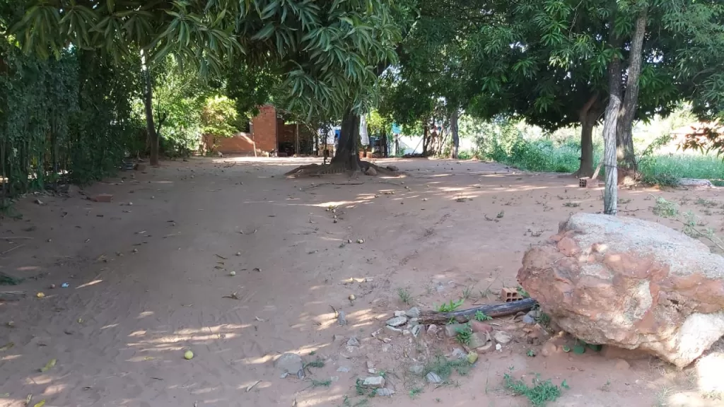 Oferto Terreno en Limpio con pequeña Construcción — foto 3