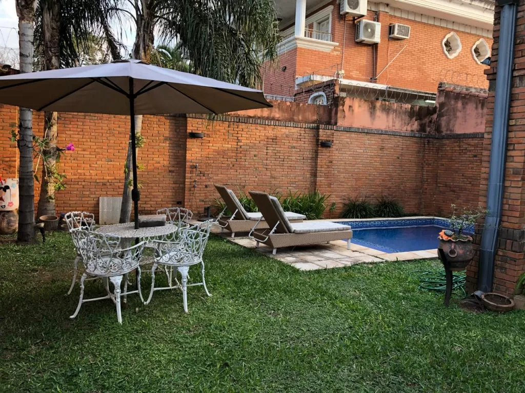 MANSIÓN EN OFERTA BARRIO LOS LAURELES,4 DORMITORIOS EN SUITE,PISCINA QUINCHO — foto 2