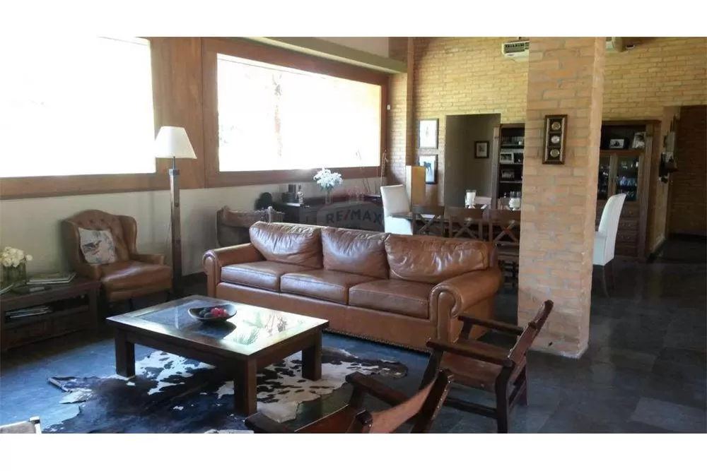 EXCLUSIVA CASA EN BARRIO HOLLYWOOD DE SURUBI´I — foto 3