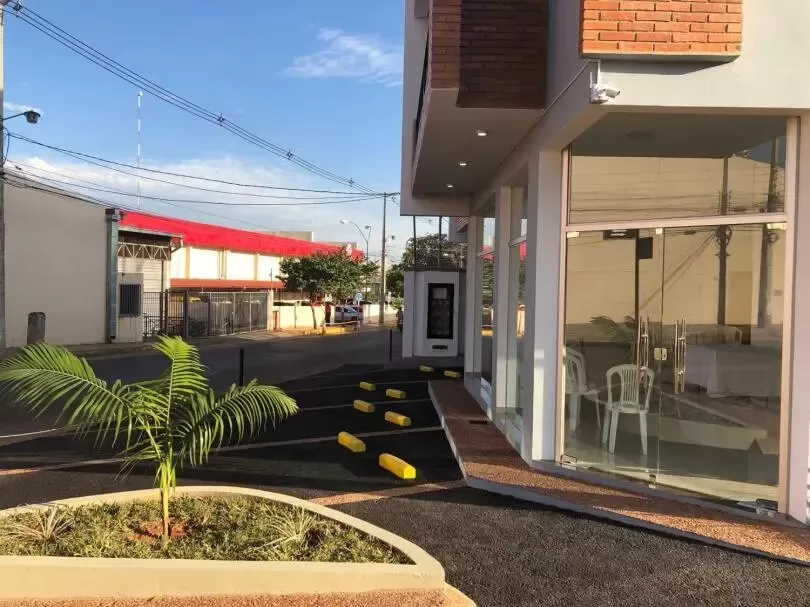 AMPLIO SALÓN COMERCIAL - ZONA SHOPPING SAN LORENZO — foto 3