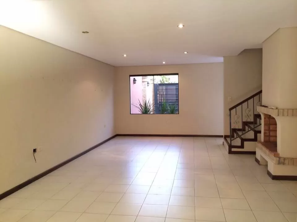 Alquilo Duplex de 3 dormitorios en Ycua saty!!! — foto 3