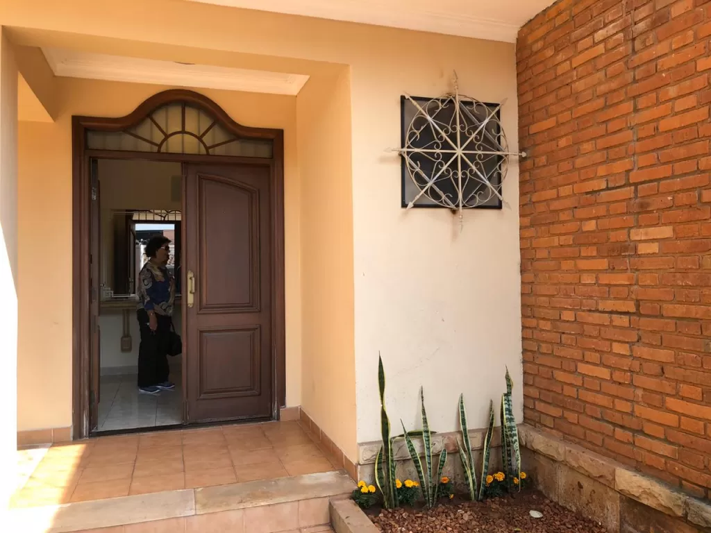 Bº JARA - LAS MERCEDES: ELEGANTE RESIDENCIA - 4 SUITES, JARDIN, PISCINA — foto 2