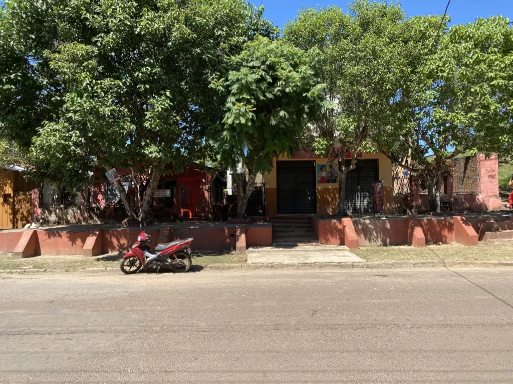 Casa con salón con salón comercial en la ciudad de Coronel Oviedo — foto 2