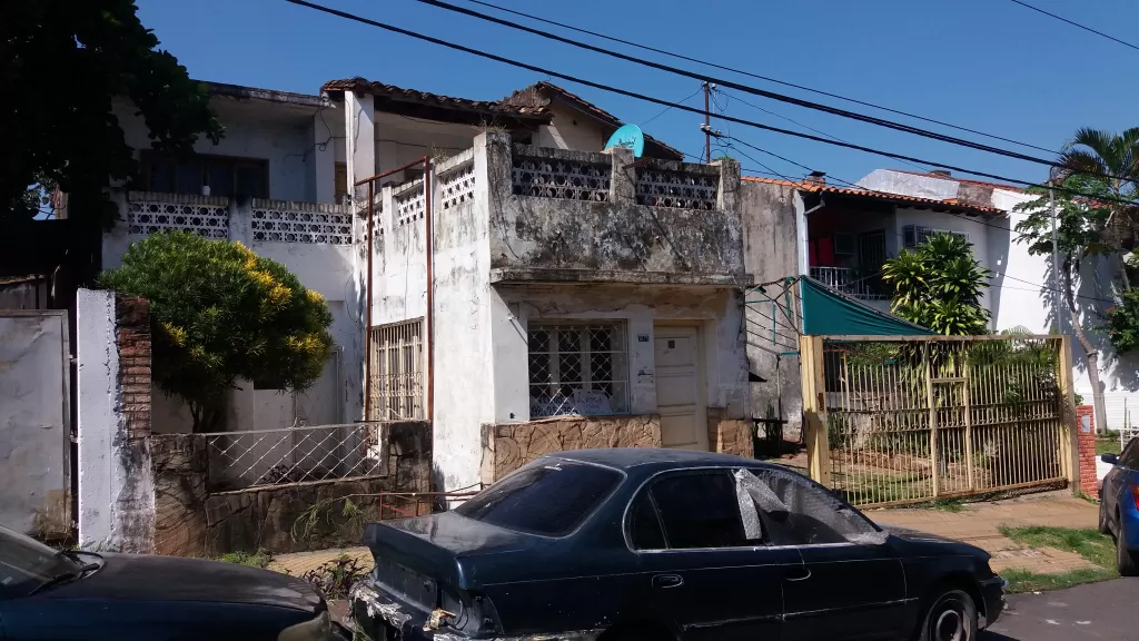 VENDO CASA EN BARRIO SAJONIA A REFORMAR — foto 2