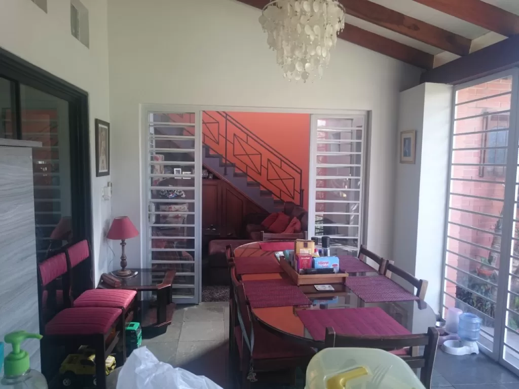 MBURUCUYÁ: RESIDENCIA EN PLANTA BAJA, 4 DORMITORIOS, JARDÍN. — foto 3