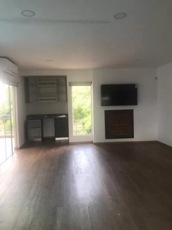 SMA. TRINIDAD: ELEGANTE DÚPLEX A ESTRENAR, 3 SUITES, EQUIPAMIENTO FULL - 1.400 USD. — foto 3