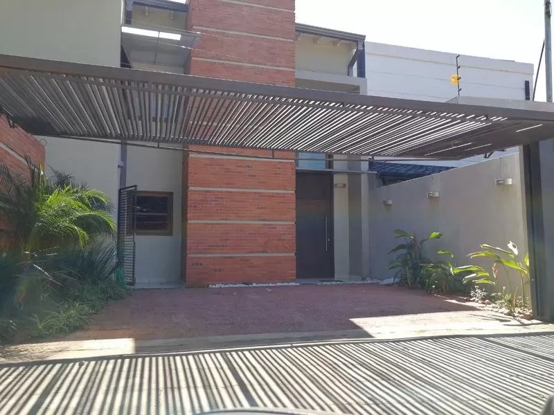 MBURUCUYÁ: ELEGANTE DÚPLEX, 3 DORMITORIOS, PISCINA, JARDÍN, 6.500.000 GS. — foto 3
