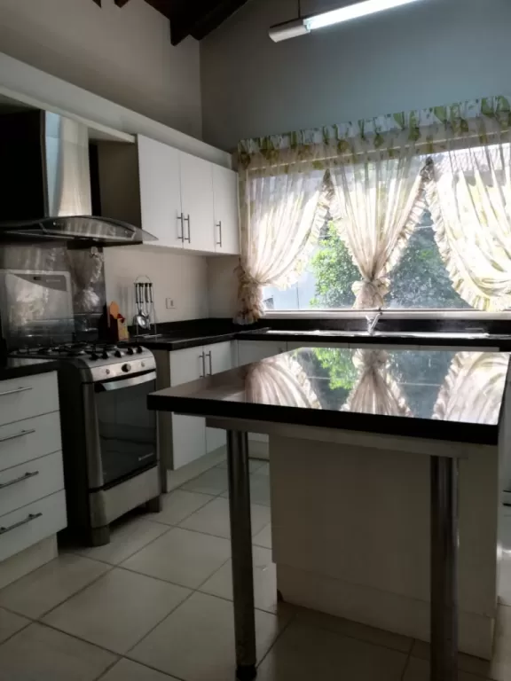 VENDO AMPLIA CASA EN BARRIO MBURUCUYA — foto 3