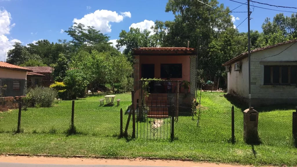 SE vende casa sobre asfalto en Ypacarai — foto 2