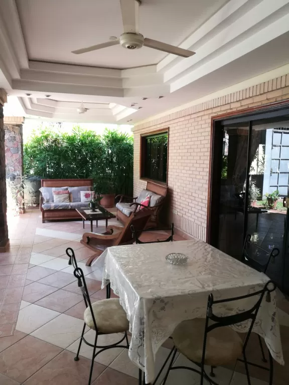 EN ESQUINA VENDO FINA Y AMPLIA RESIDENCIA — foto 3