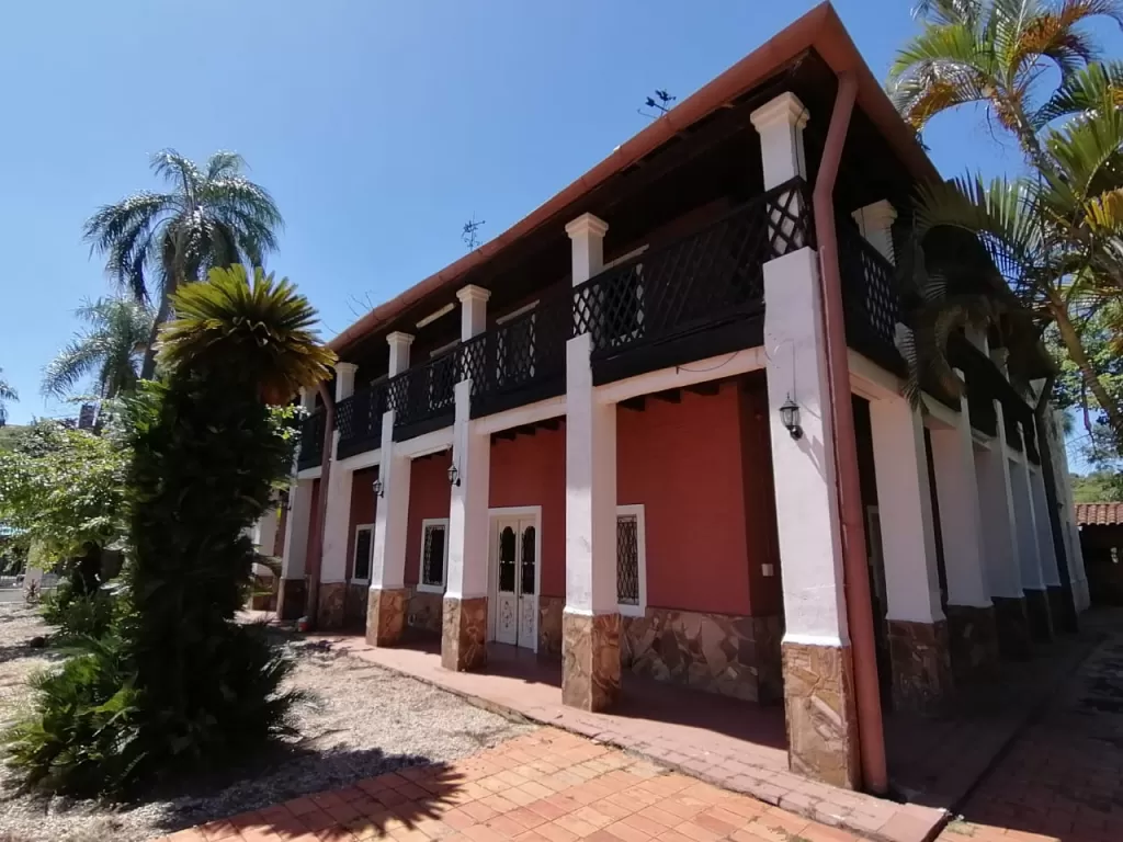 SAN BERNARDINO: 2.900 M2, ELEGANTE VILLA SOBRE EL LAGO EN VENTA, 790.000 USD — foto 2