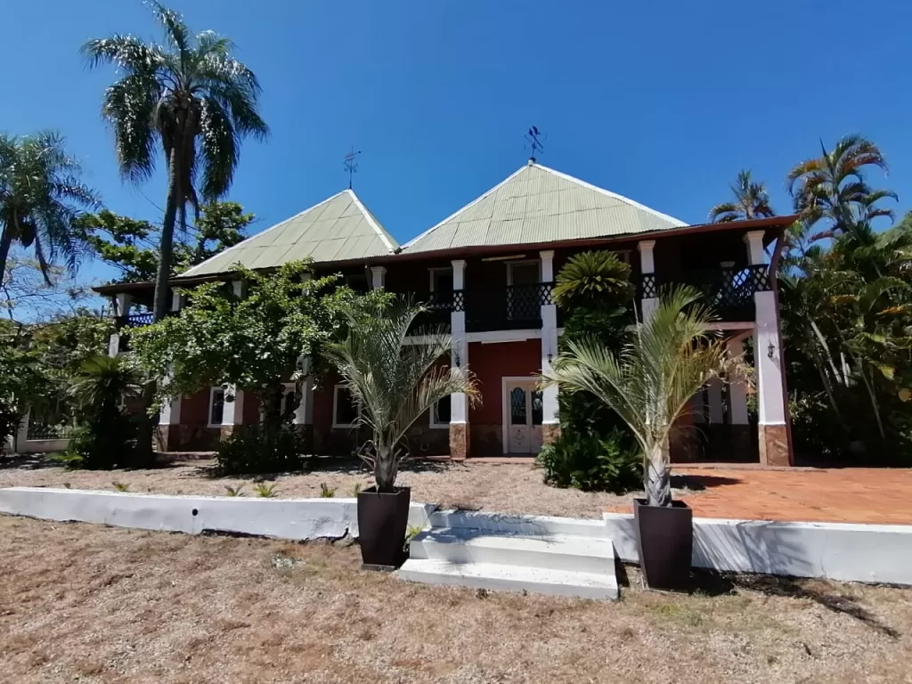 SAN BERNARDINO: 2.900 M2, ELEGANTE VILLA SOBRE EL LAGO EN VENTA, 790.000 USD — foto 3