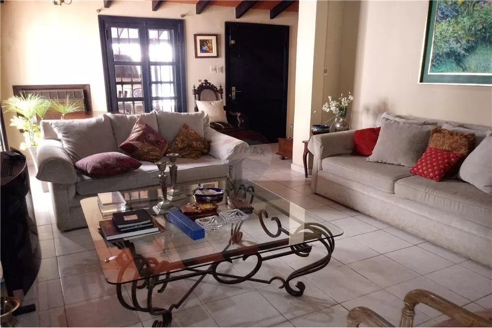 AMPLIA RESIDENCIA CON PISCINA. EN ASUNCIÓN 260,000 USD — foto 2