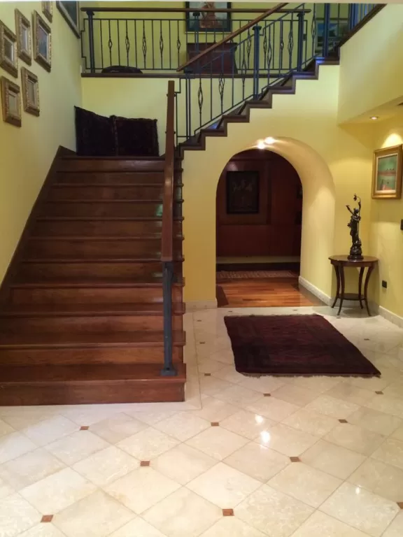 MBURUCUYÁ: ELEGANTE RESIDENCIA, 4 SUITES, GRAN JARDÍN Y PISCINA, TOTALMENTE AMOBLADA. — foto 2