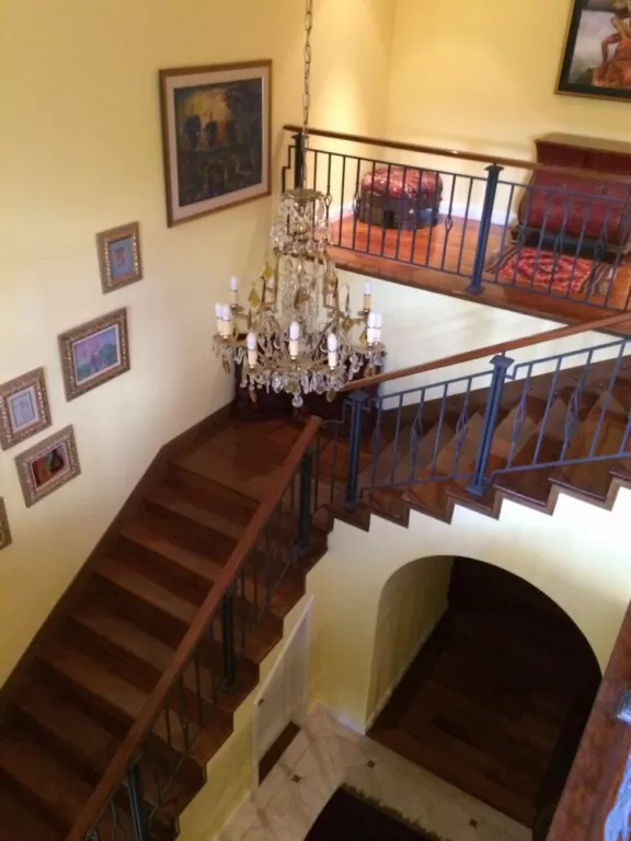 MBURUCUYÁ: ELEGANTE RESIDENCIA, 4 SUITES, GRAN JARDÍN Y PISCINA, TOTALMENTE AMOBLADA. — foto 3