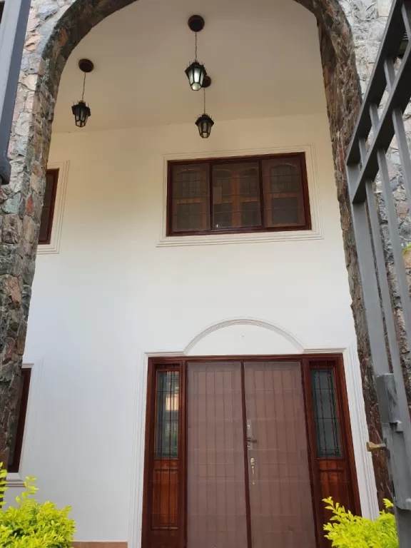 MBURUCUYÁ, CARMELITAS: ELEGANTE RESIDENCIA, 4 DORMITORIOS, JARDÍN, PISCINA. — foto 2