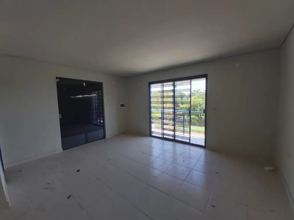 LUQUE: 750 M2 ÚTILES, IDEAL P EMPRESAS + OFICINAS + PARKING. — foto 2